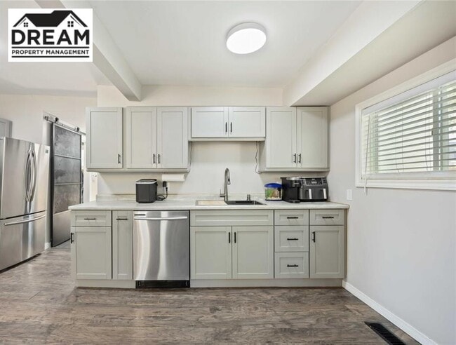 Building Photo - 105 Vidal St S