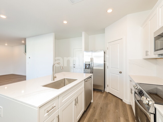 Foto del edificio - 2348 Devin Ave