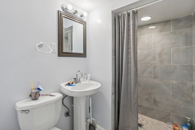 Foto del edificio - 8312 Potomac Ave