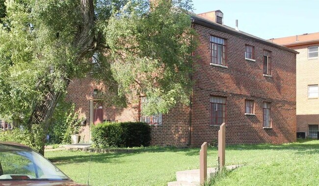 Foto del edificio - Spacious 2BD near downtown Columbus with parking, W/D hookups & secured access. Updated kitchen, ...