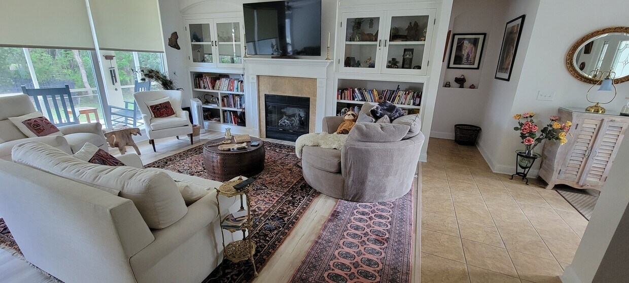 Living Room - 921 Oxford Dr