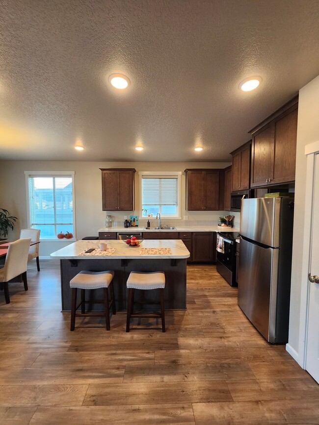 Foto del edificio - Charming 3-Bedroom, 2-Bath Home with Spaci...