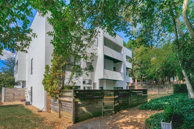 Building Photo - 501 Fenton Pl