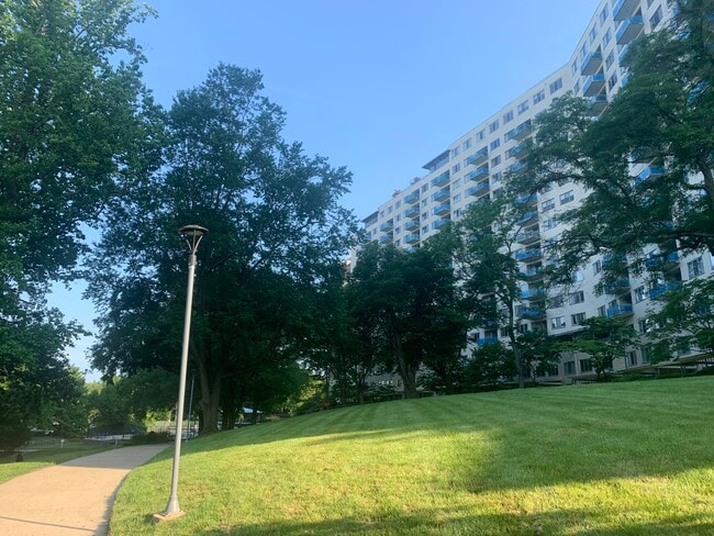 Building Photo - 10201 Grosvenor Pl