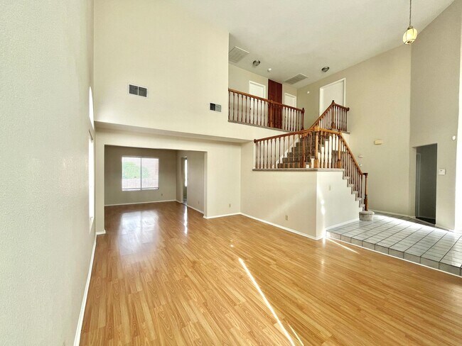 Foto del edificio - **$500 OFF MOVE IN BY 08/07/2026**Gorgeous 4 Bedroom Home with Pool & Spa Located in The Lakes
