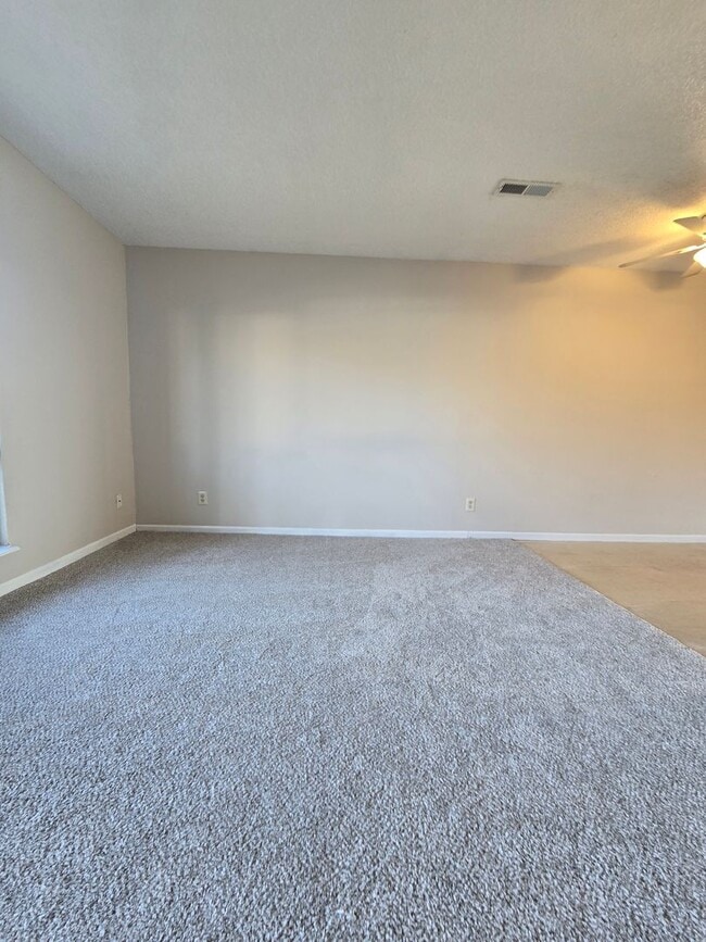 Building Photo - 2 Bedroom 1 Bathroom Apartment in the heart of Osage Beach!!