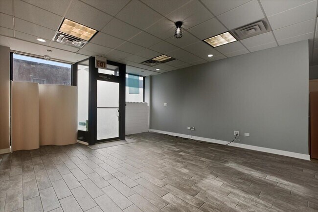 Foto del edificio - 1338 W Irving Park Rd