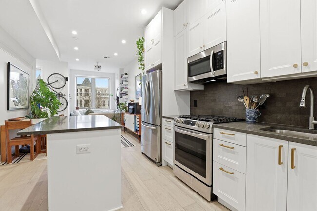 Foto del edificio - Bright Boutique Condo Living in the Heart of Columbia Heights!