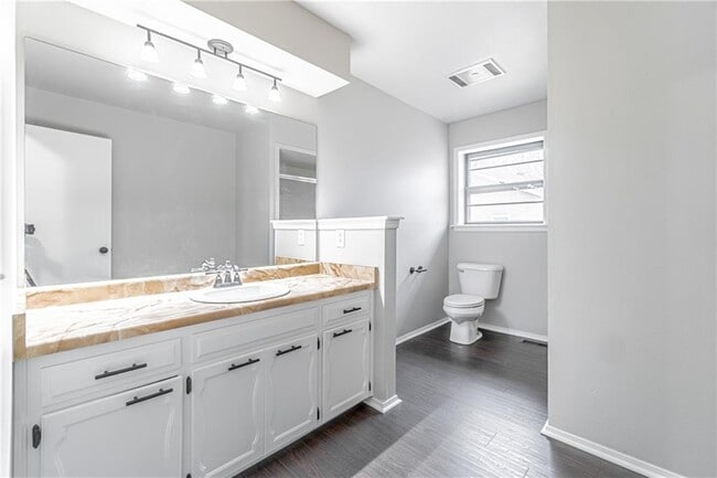 Building Photo - 601 N Valley W Dr