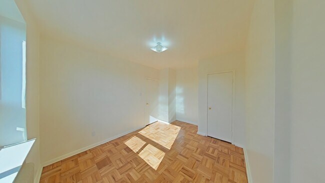 Photo du bâtiment - 1589–1607 Victoria Park Ave