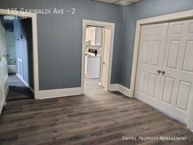 Building Photo - 2nd Floor: 2 Bedroom/ 1 Bathroom Apartment...
