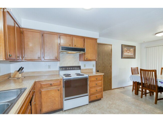 Building Photo - 1750 SW Tamarack St
