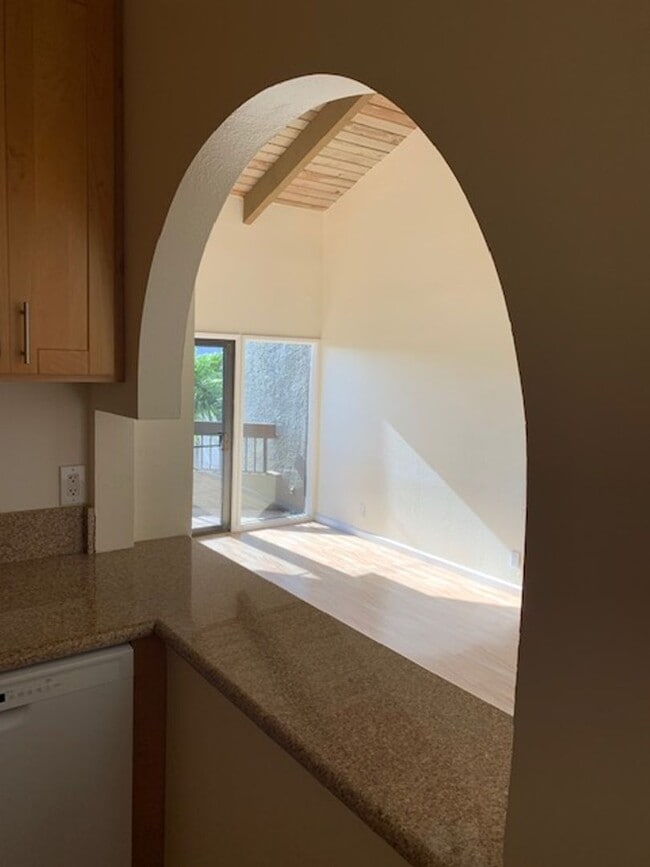 Building Photo - Quiet Mountain View Unit $2,900 2bd, 2ba, 2park; 3rd floor walk up