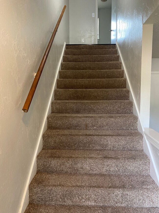 Foto del edificio - 2 bedroom 1.5 duplex with covered parking