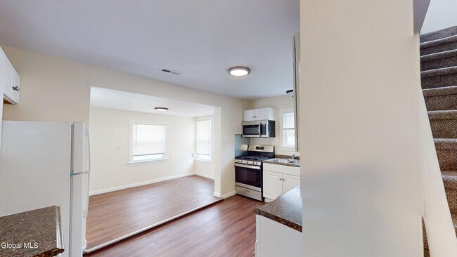 Foto del edificio - 18 Whitney Rd