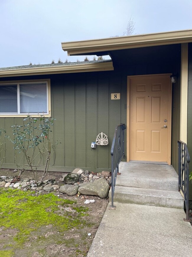 Building Photo - 17420 NE Halsey St