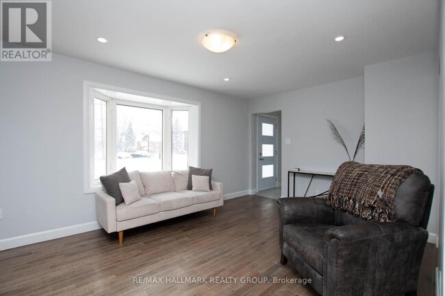Building Photo - 929 Merivale Rd