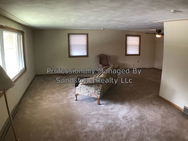 Building Photo - 2 BEDROOM Upstairs of a duplex