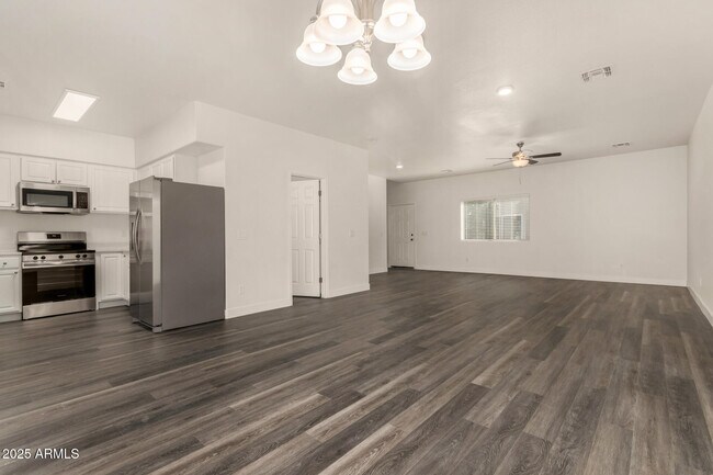 Building Photo - 2838 E Tracy Ln