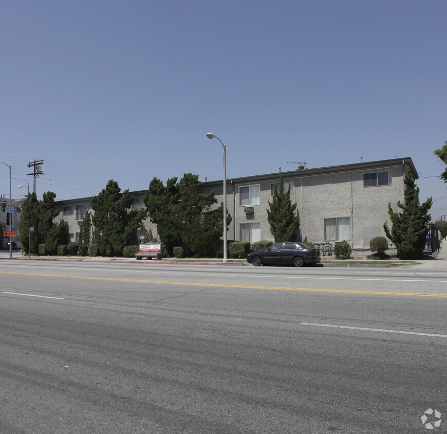 Foto del edificio - 12850 Branford St