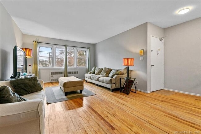 Building Photo - 256 Glenbrook Rd