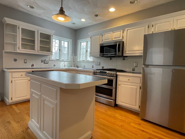 Building Photo - Beautifully renovated 3 bed/3 full bath si...