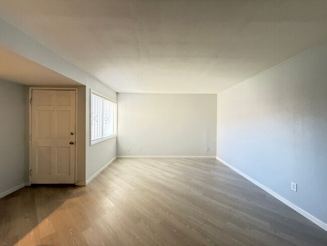 Building Photo - RENOVATED 2BD/1.5BA CONDO NEAR TOPGOLF, VI...