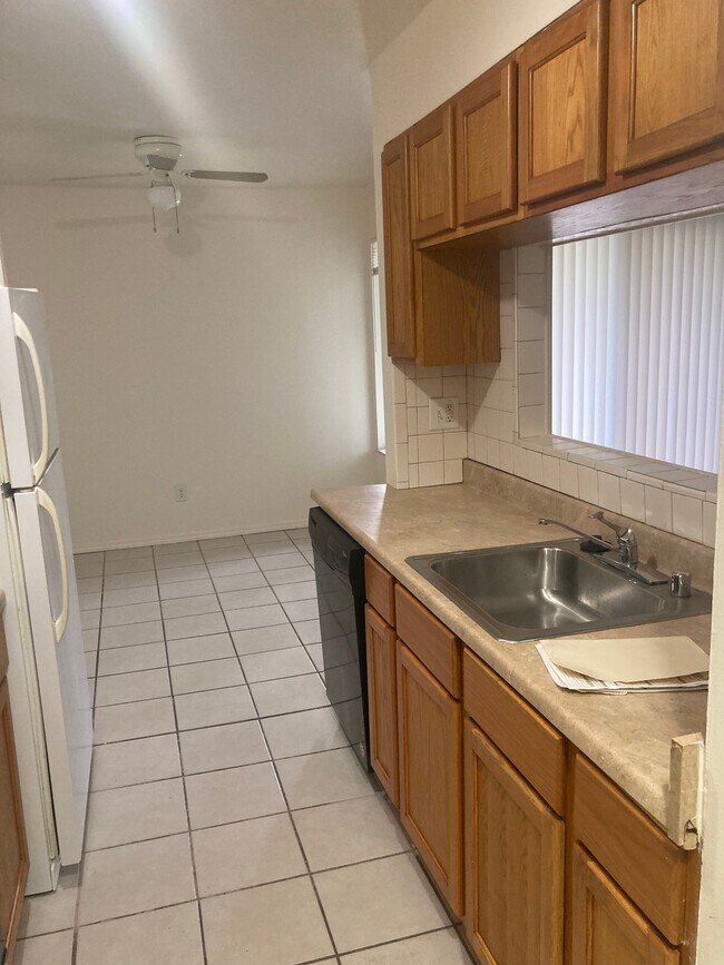 Foto del edificio - 21640 Hillside Dr