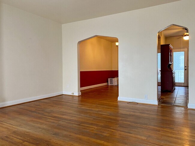 Foto del edificio - Charming 3 Bedroom Townhome ~ Roland Heigh...