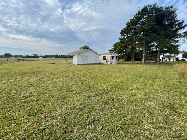 Building Photo - Country Living at its Best
