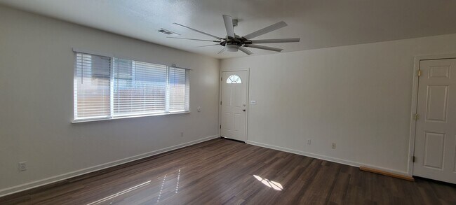 Foto del edificio - Great Shasta Lake Home in Country Setting, New LVP Flooring