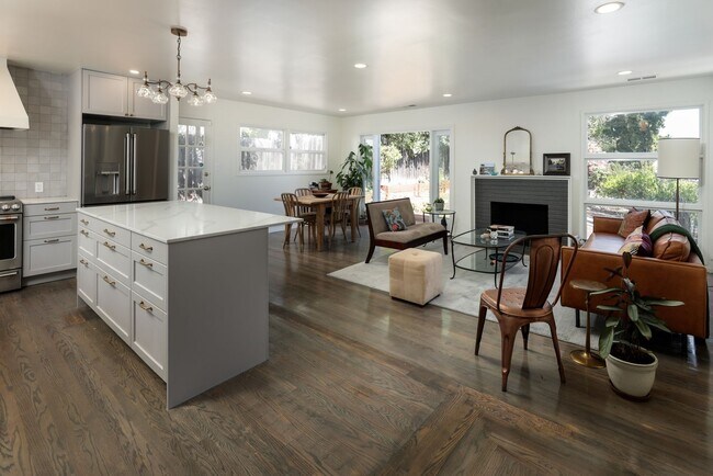 Foto del edificio - Updated home with spacious yard