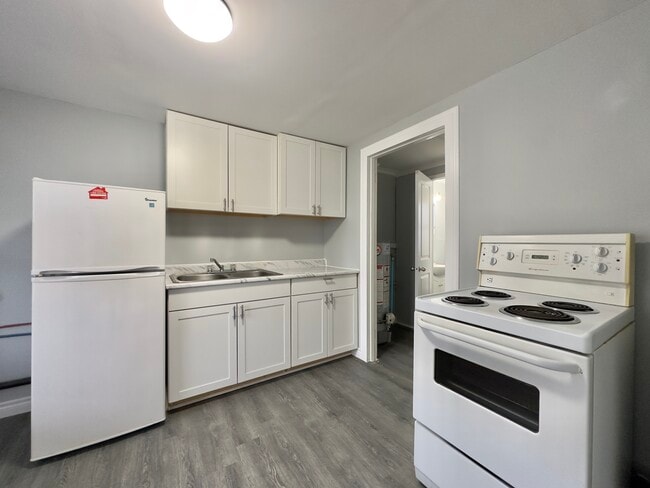 Building Photo - Charming Cottage-Like Belle River Home