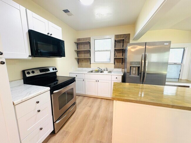 Building Photo - 412 E Magnolia Dr