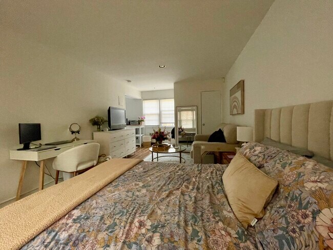 Foto del edificio - 215 W Broadway