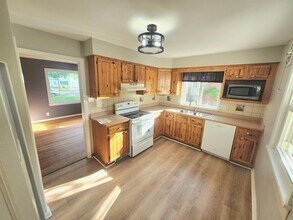 Building Photo - 21 Glenmont Dr