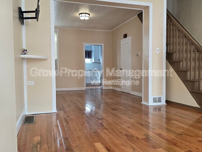 Building Photo - 323 Cross St