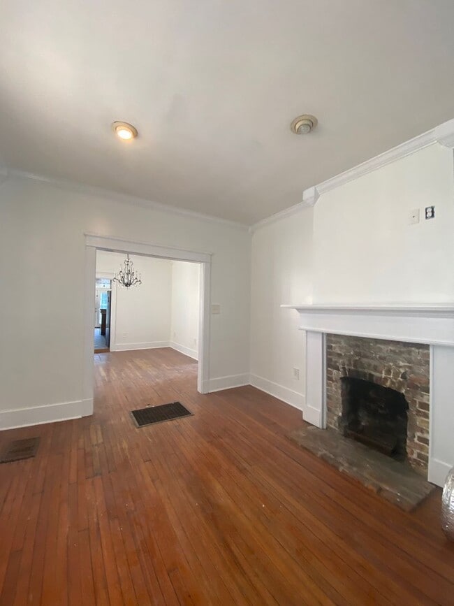 Building Photo - Renovated cottage in University area 2bed/...