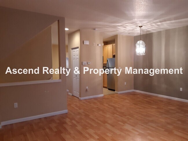 Building Photo - Sexton Mtn 3 Bed End Unit Townhome 2 Decks...