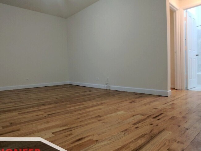 Foto del edificio - 2349 N Drake Ave