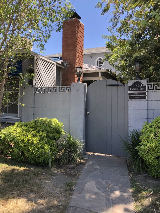 Entry - 11450 Riverside Dr