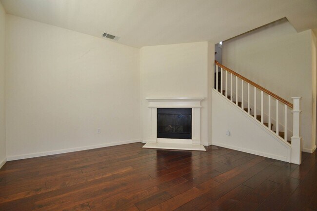 Foto del edificio - $3,950 / GORGEOUS 4 BEDROOM MODEL HOME IN EDEN SHORES AREA OF HAYWARD