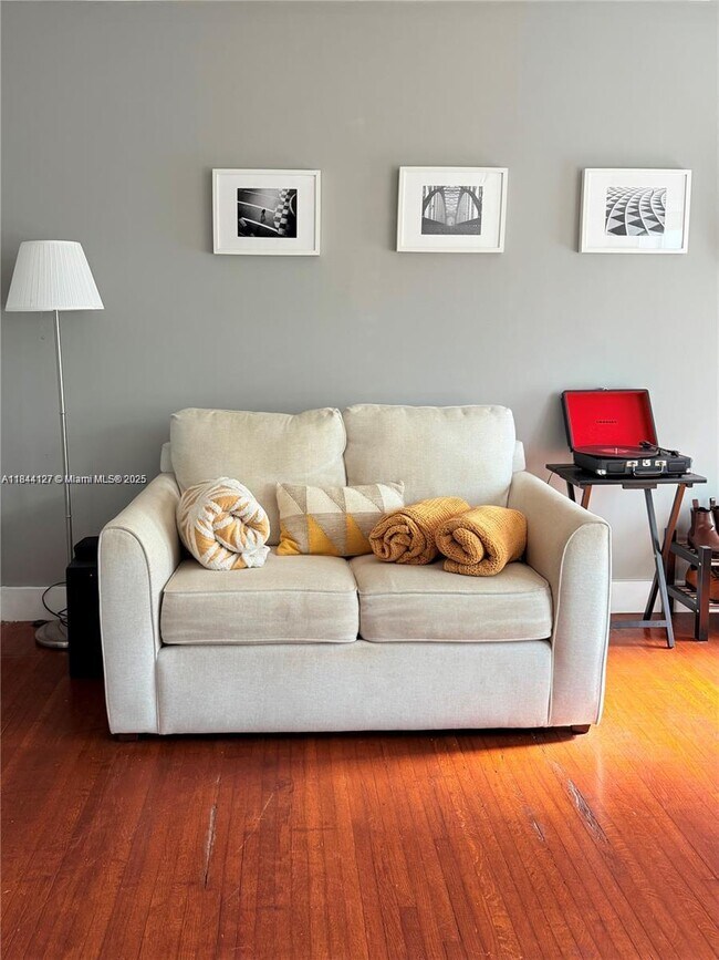 Foto del edificio - 645 NE 77th St