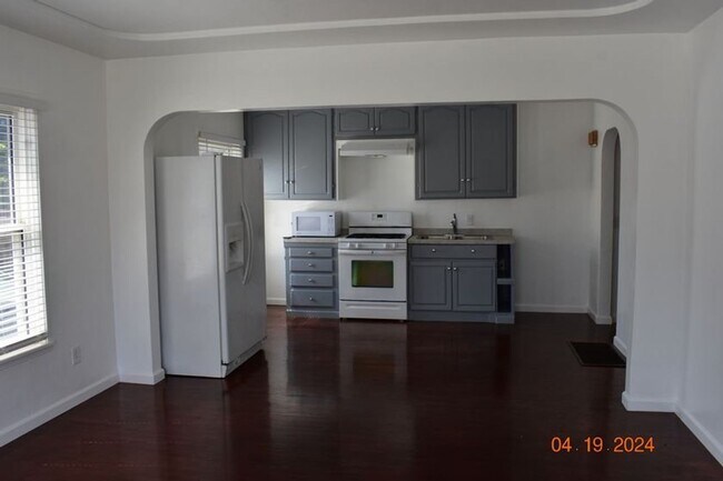 Foto del edificio - Charming 3 Bedroom Duplex with Original Character – Chula Vista Rental
