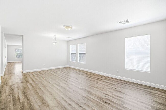 Foto del edificio - Spacious Henderson Home with Open Layout & Endless Backyard Potential!