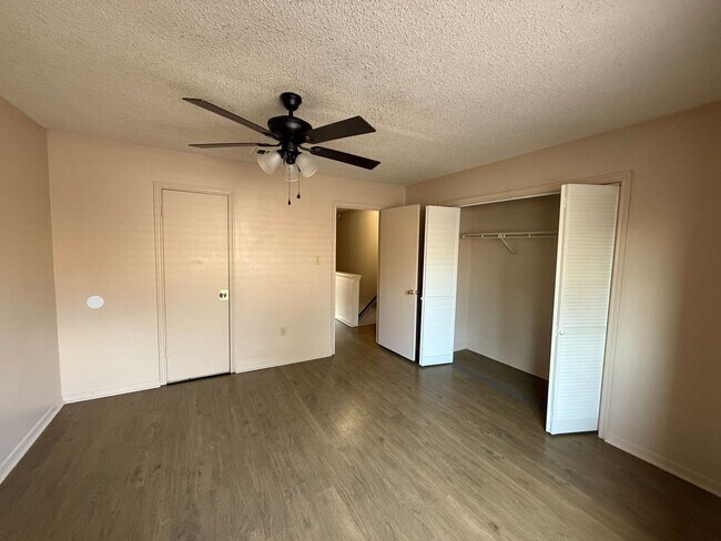 Foto del edificio - 2 bedroom 2 bath town home in a gated comm...