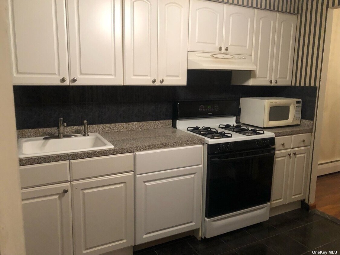 Foto principal - 71-57 Parsons Blvd