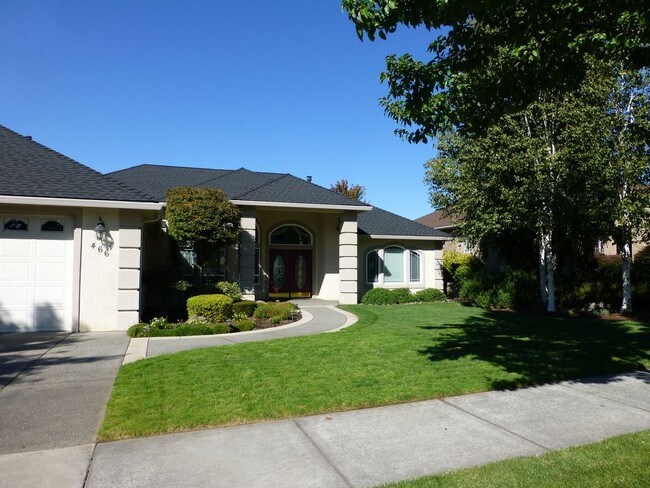 Building Photo - Amazing furnished home on the golf course