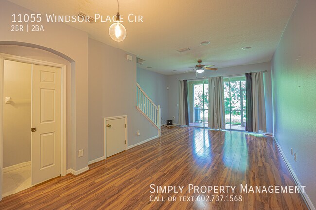 Building Photo - Spacious 2 bedroom 2.5 bathroom Townhouse!