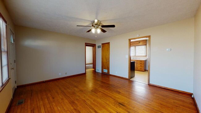 Building Photo - 2 Bedroom, 1 Bathroom House with Attached ...